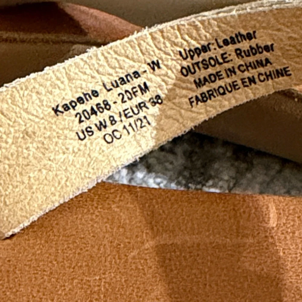 OluKai Kapehe Luana Women‎ Sz 8 Tapa Sahara Tan Cream Full Grain Leather Sandals